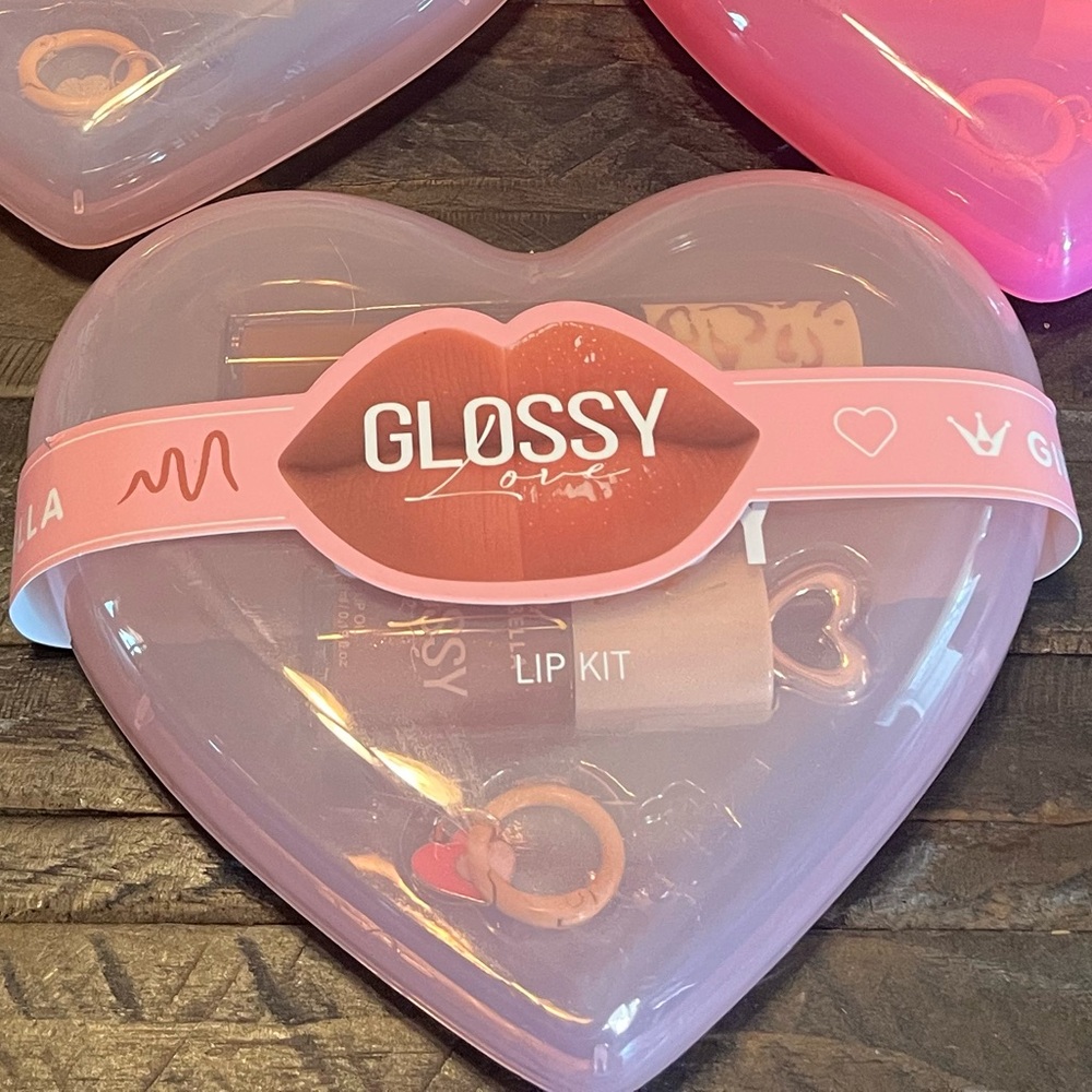 Girabella All in One Lip Kit NIB Gloss, Liner, Oil, & Keychain Nude/Neutral